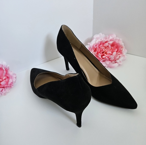 Black Pointed Toed Heels - Picture 2 of 6